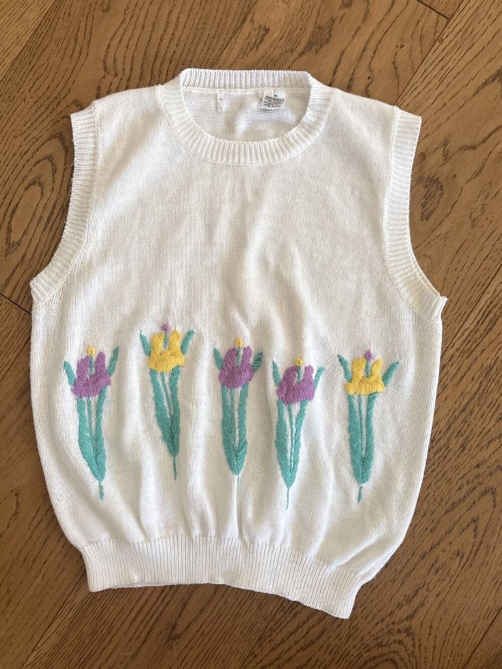 Vintage White Knit Sweater Vest Floral Embroidered Sleeveless Cottagecore Size M